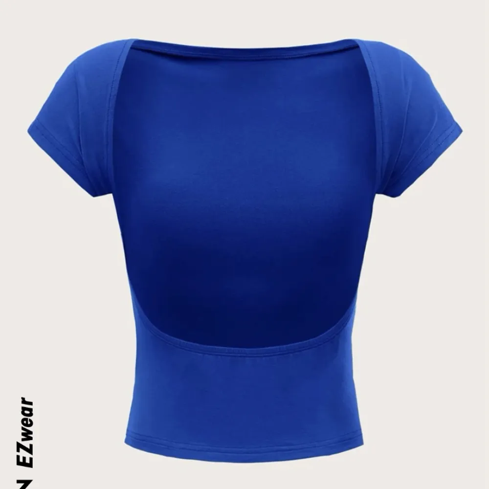 Säljer denna blå tröja med öppen rygg från Shein. Använd endast en gång 💙  Föreslå pris gärna!. T-shirts.