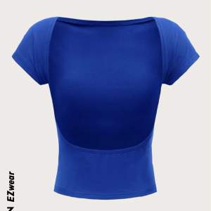 Säljer denna blå tröja med öppen rygg från Shein. Använd endast en gång 💙  Föreslå pris gärna!