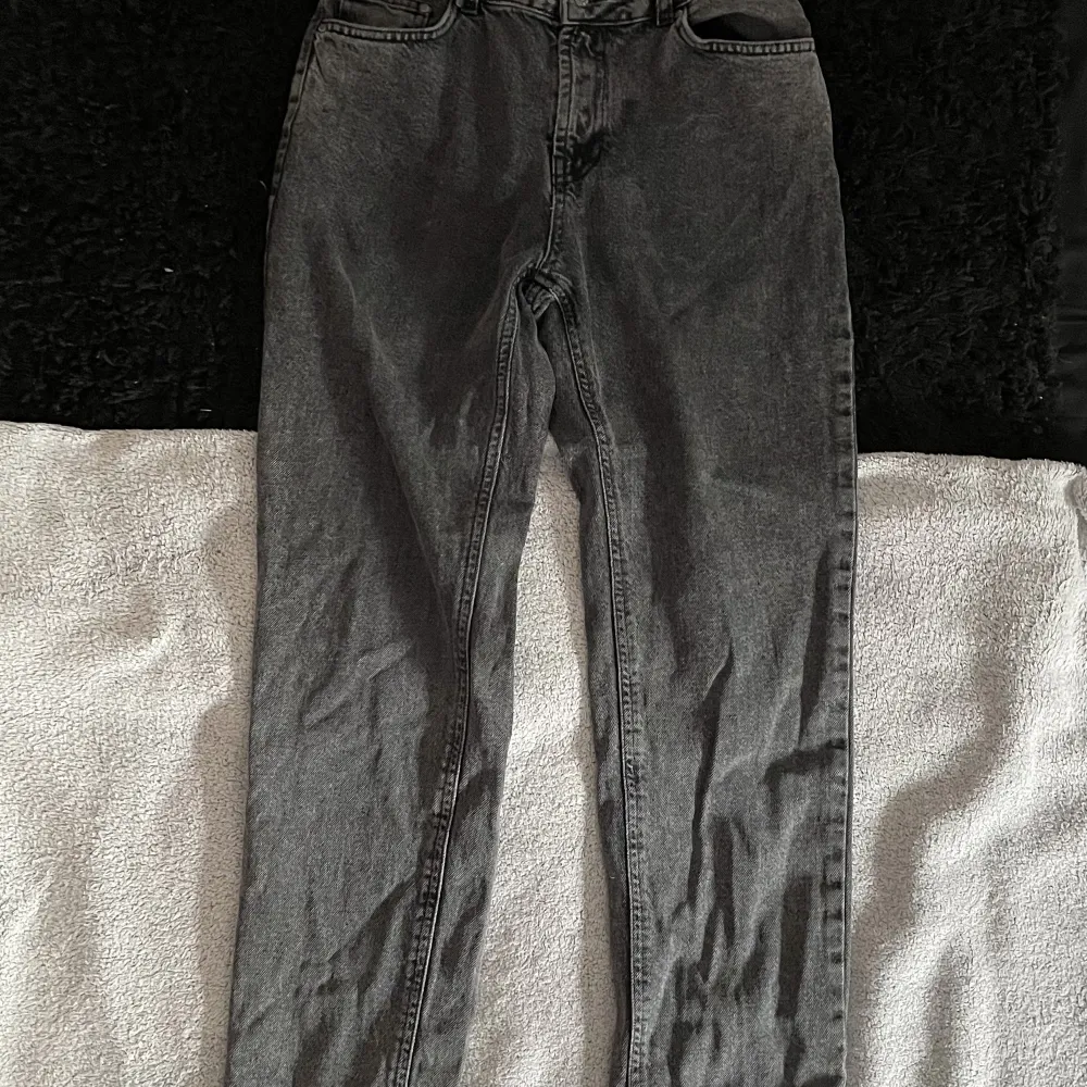 Grunt jeans är i en mörkgrå färg och är i storlek 27. De är 99 cm långa och har en midja på 37 cm. Även om läderbiten på baksidan har en liten defekt, är jeansen i bra skick. Hör av er med frågor . Jeans & Byxor.