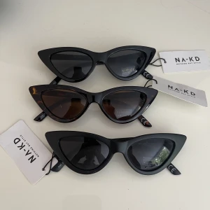 Solglasögon  - Säljer mina coola solglasögon från nakd då jag aldrig använt dem. Prislapp kvar. I priset ingår alla 3. Köparen står för frakt💕