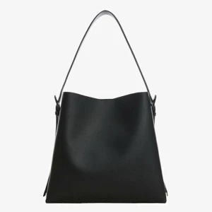 Svart väska  - Fin väska från mango som tyvärr inte kommer till användig då jag har flera liknande. Väskan är i bra skick, skriv för egna bilder☺️nypris 600kr säljer för 399.