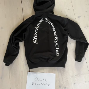 StockholmSurfboardClub Hoodie - StockholmSurfboardClub Hoodie Size - S (Small) Cond - 10/10 knappt använd Pris - 1100