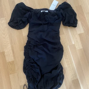 Adoore Palermo dress  - Säljer min svarta Palermo Dress från Adoore. Storlek 36.  ALDRIG ANVÄND!  Nypris 1395 kr.   