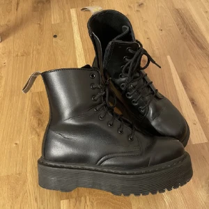 Dr Martens stl 40 - Dr Martens i storlek 40 (dam), jag har använt dem i några månader då och då. Säljer på grund av att jag inte använder dem längre. Dragtappen på den ena skon är sönder men dragkedjan fungerar.  Kan mötas upp i Malmö området eller skicka via post