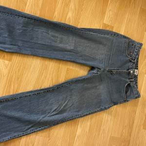 Mörkblåa jeans köpta från lager 157❤️ en liten reva på vardera sida, detta är ej något som inte ses när man har byxorna på❤️
