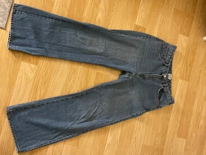 Mörkblå jeans  - Mörkblåa jeans köpta från lager 157❤️ en liten reva på vardera sida, detta är ej något som inte ses när man har byxorna på❤️
