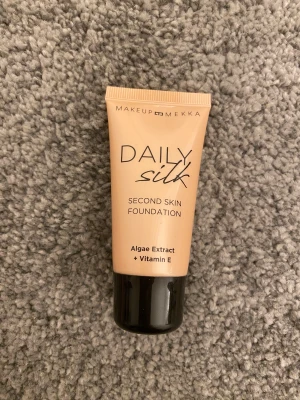 Daily silk foundation - oanvänd  pris går att diskuteras