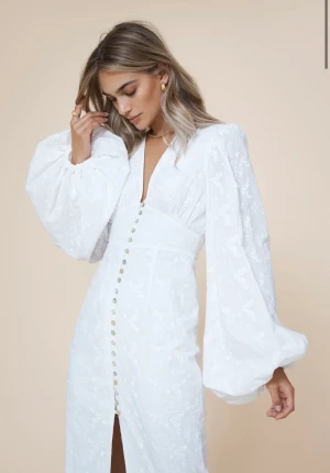 Adoore klänning Positano dress - Säljer en klänning ifrån adoore modell positano vit, storlek 38/M. Använd en gång på midsommar därav superfint skick. Köpte den för 1695kr 🥰