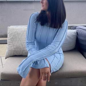 Säljer denna blåa klänning från NAKD x Hanna Schönbergs kollektion