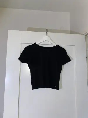 En svart hollister t-shirt som är använd fåtal gånger!