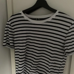 T-shirt  - Super söt randig tröja ifrån zara💞 aldrig använd, storlek M men passar mig som har S💞