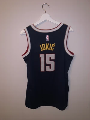 NBA NUGGETS NIKOLA JOKIC - Helt ny och oanvänd tröja med tagg kvar Swingman tröja, finns ute på fler sidor Lite längre i storleken, funkar på nån som vanligtvis har M men är lite smalare