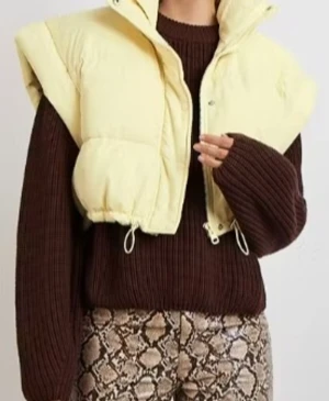 Med etikett  - Det är med etikett. Det är creme färg ( pastel yellow. 