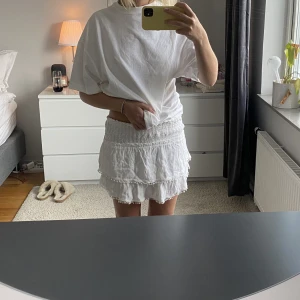 Kjol  - Säljer denna kjol från pull and bear som jag inte använder längre