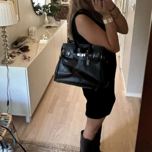 Väska  - Svart fin väska. Priset kan diskuteras 