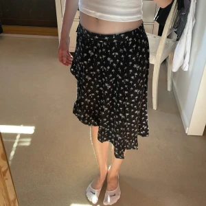 Sommrig kjol - Superfin kjol till sommaren med små palmer i vitt på sig