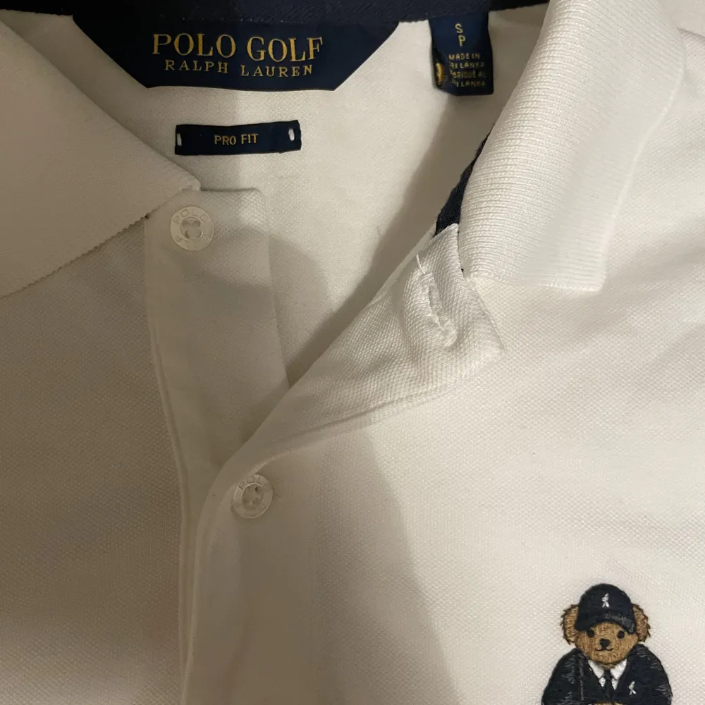 Säljer den här supersnygga vita Polo Ralph Lauren pikén i storlek M.  Finns att hämta i Stockholm o kan också fraktas.. T-shirts.
