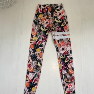 Snygga stronger tights med somrigt tryck av frukter - Jag säljer dessa snygga träningstights från stronger! Dom är i storlek XS och är endast använda 1-2 gånger. Nypris är 699kr