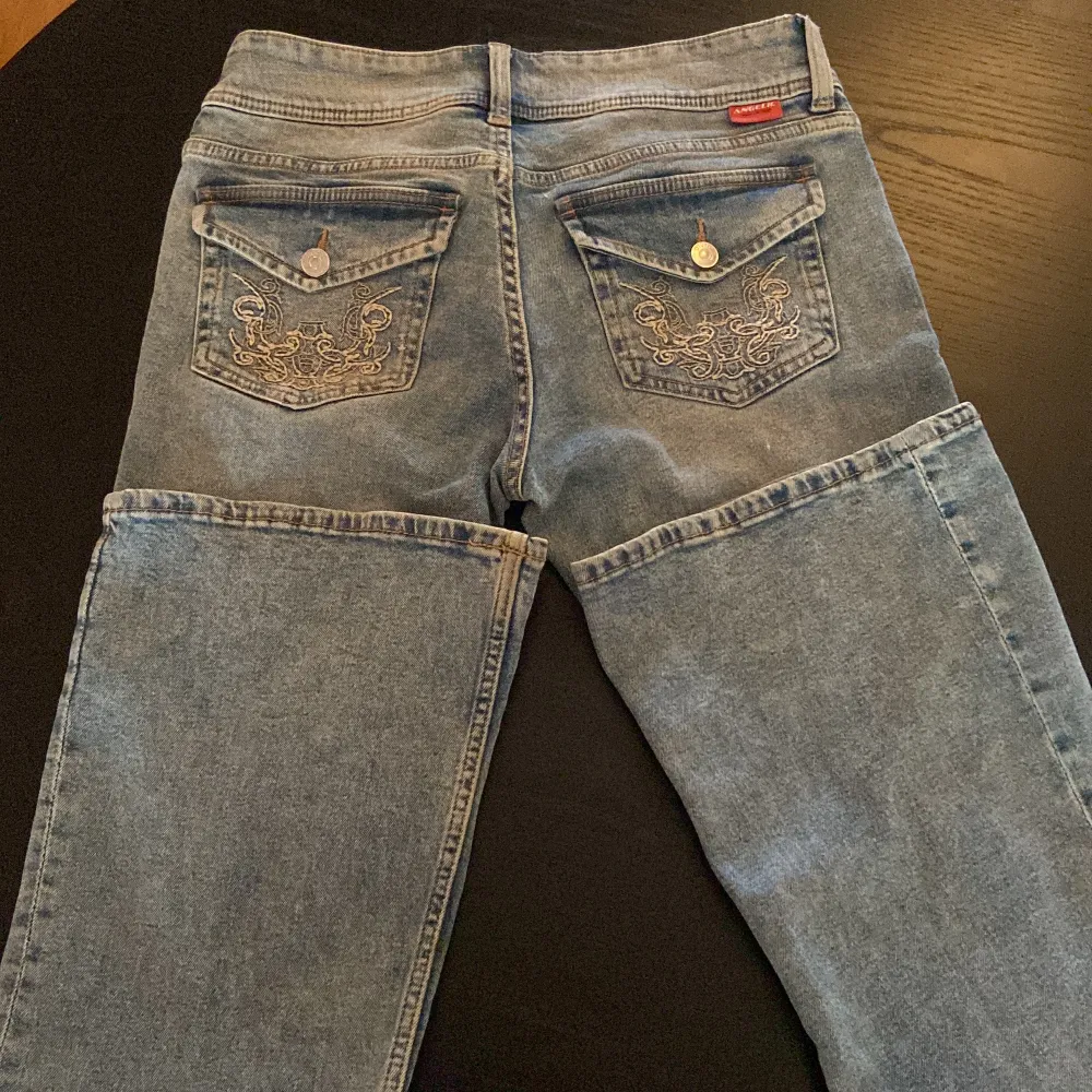 Lågmidjade bootcut jeans från hm med tryck där bak. Säljer för de kommer aldrig till användning. De är i nyskick.. Jeans & Byxor.