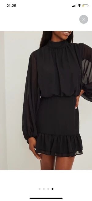 Miniklänning  - Miniklänning med hög krage från NA-KD. Köpt för 519kr, säljer för 149kr