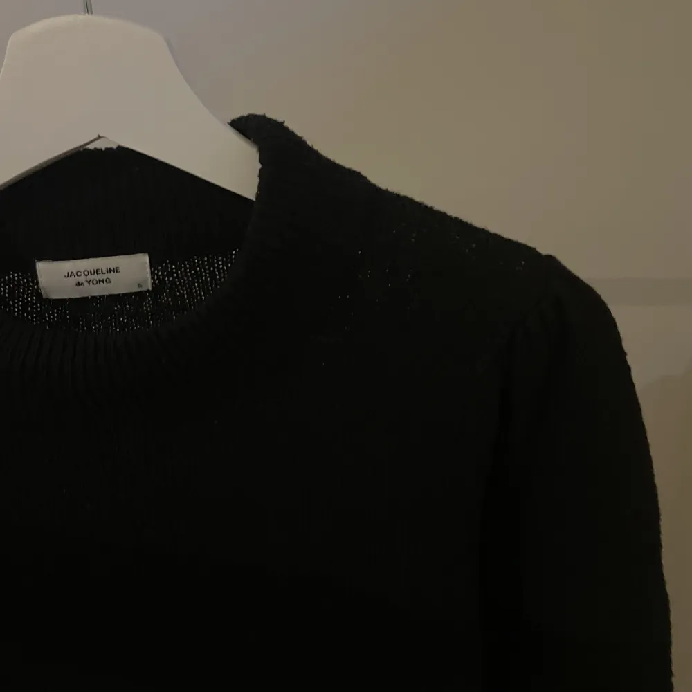 Säljer denna svarta stickade kortärmade tröjan som är söper fin men tyvärr inte kommer till användning 💞 från only i strl s, 150 kr + frakt!! Skriv privat vid intresse eller frågor 😋😋😍. Stickat.