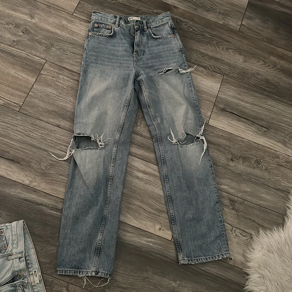 High waist 90s jeans från Gina Tricot i väldigt bra skick och str 34 ❤️‍🔥❤️‍🔥. Jeans & Byxor.