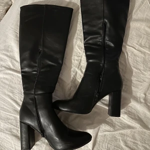 Svarta boots - Säljer mina svarta boots från boohoo. Använd fåtal gånger. Finns ett märke på vänstra skon, men är ingenting man tänker på vid användning. Storlek 38. Pris 250kr, köparen står för frakt😄