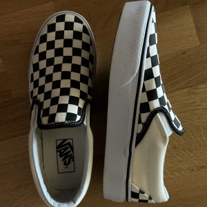 Vans med platå  - Rutiga vans i platå. Använda en gång så som nya i sitt skick. Säljer då dom endast står och väntar på att användas. 