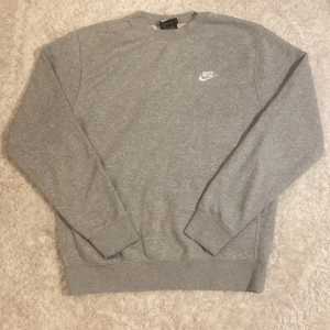 Nike sweatshirt - Säljer en grå nike sweatshirt i ett bra skick. 