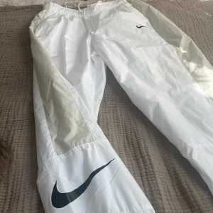 Nike byxor  - Jätte sköna och snygga byxor från Nike. Aldrig använt. 