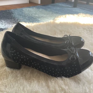 Ballerina pumps  - Svarta ballerinaskor med klack. Silvriga detaljer. Superbekväma. Pris går att diskutera!