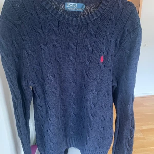 Kabelstickad Ralph lauren tröja  - Tröja från Ralph Lauren. Kabelstickad. Storlek S 