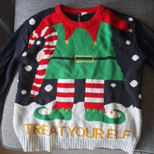 Jul tröja - Säljes p.g.a att den inte andvänds mer Storlek: XS  jag skulle säga att den passar XS/S 