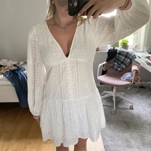 Klänning zara  - Superfin klänning från zara som köptes förra sommaren. Den är endast använd en gång så i superfint skick! Säljer eftersom att den inte används💕står inte för frakten