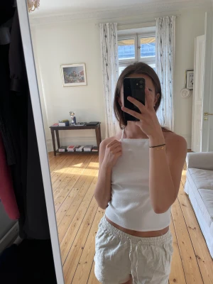 Vit halterneck linne - Ett vitt linne med knytning i nacken. Jättefin och felfri