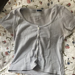 brandy melville tröja - söt brandy melville tröja som köptes i new york i ljusblå färg. säljer pga brist på användning 