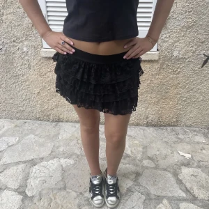 Volangkjol - Så fin volangkjol i spets! Köpte hrä på plick men tyvärr passa den inte. Ett hål i bak på kjolen men inte någit som syns vid användning. Aldrig använd av mig💕