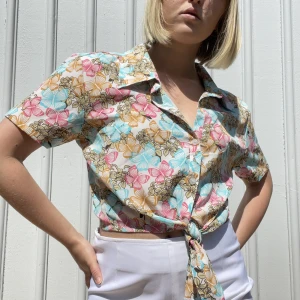 Vintage knytblus - Vintage blus i croppad modell. Strl S. Fint skick! Se även mina andra annonser, 3 för 2 på allt! 💫