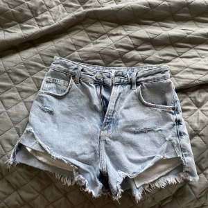 Jeans shorts - Säljer dessa sjukt fina jeansshortsen från Bershka då dom blivit för små💕Storleken är 36 men sitter mer som en 34/XS☺️Kontakta mig gärna innan ni trycker på köp nu!!