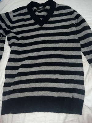 Randig stickad mys tröja🖤 - Fin till en vit kjol! Mysig randig tröja, knappt använd!💕💕