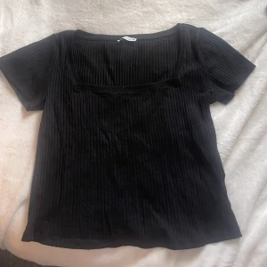 Zara tröja  - En jätte fin tröja från Zara, använd nån enstaka gång men i jätte bra skick. 💗 storlek XL men passar M/L också. 