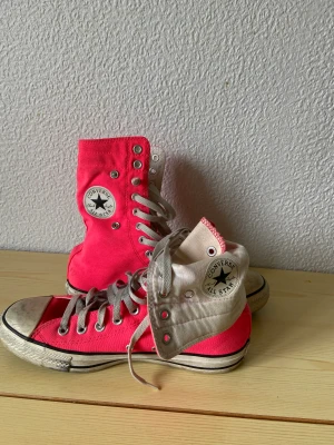 Converse Hugh Tops Neon Pink - Neonrosa extra höga Converse strl 41,5  Kan vikas ner och fästas med knappar på sidorna, har conversemärke på både utsidan och insidan 