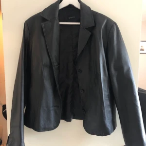 svart skinnjacka  - häftig svart skinnjacka, ger lite matrix vibes. bra skick, storlek; M