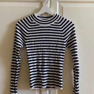 Randig långärmad tröja - Fin långärmad tröja i storlek M med bra passform. Jag tycker att den sitter lagom tight på mig som vanligtvis bär storlek S. Materialet är gosigt. Hör av dig vid frågor eller funderingar! Ta hand om dig!💌