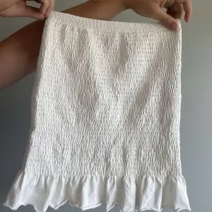 Vit kjol med volang från Gina tricot. Storlek S. 