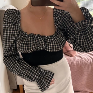 Rutmönstrad blus  - Sparsamt använd superfin Croppad blus. 