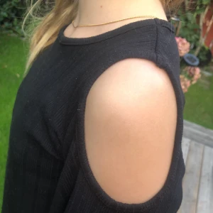 Den här tröjan skulle vart jätte fin till ett par jeans som ni ser på bilden😽🎸👌🏼  - Den här tröjan är så himla fin till et par jeans shorts eller ett bar träningsbyxor till exempel😽🎸👌🏼❤️‍🔥 