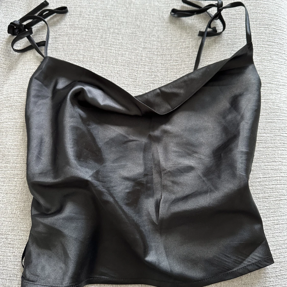 Svart satintopp  - 90