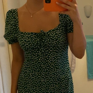 Grön långklänning med slits  - Super fin men har blivit för stor:(, materialet är ganska tunt men ändå bra! Använt max 1 gång 