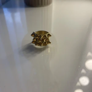 Edblad ring  - Säljer denna coola ring från Edblad i guld då jag övergått till silversmycken. Den är i storlek 17,5mm som motsvarar M, som ny förutom några repor på baksidan som man kan se på bild nmr 2 men inget som syns när man bär den, betalning sker via Swish💭💘